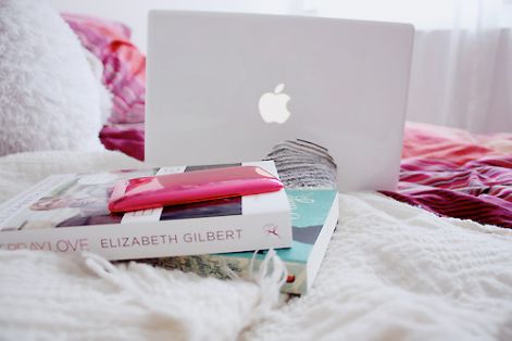 apple-bedroom-blanket-laptop-mac-favim.com-258490.jpg